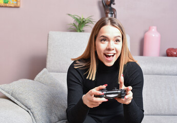 bellissima ragazza che gioca con un controller ai videogiochi 