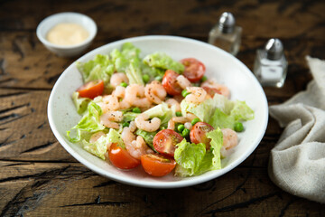 Leaf salad with cherry tomatoes and shrimps