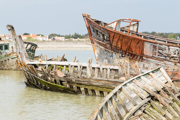 Cimetière marin, vieux bateaux en bois abandonnés dans le chenal d'un port, île de Noirmoutier