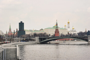 Fototapeta na wymiar view of the Kremlin from the Prechistenskaya embankment in Moscow