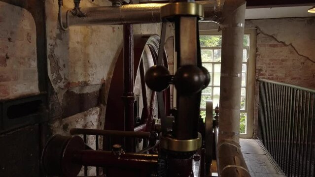 A horizontal steam engine at a working cotton mill.  Regulator valve spinning.