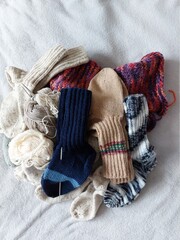 Fototapeta na wymiar Selbstgestickte Socken Sammlung bunt aus Wolle 