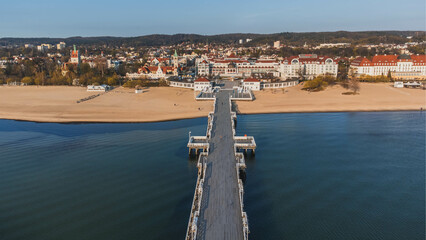 Morgenlicher Blick auf die Seebrücke in Sopot von der Ostseeseite. Polen. Blick von der Drohne.