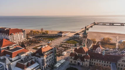 Fototapete Die Ostsee, Sopot, Polen Morgenlicher Blick auf die Seebrücke in Sopot, Leuchttürme und die Ostsee. Blick von der Drohne.