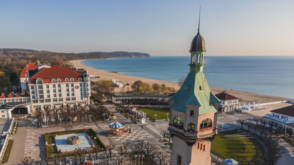 Morgenlicher Blick auf die Seebrücke in Sopot, Leuchttürme und die Ostsee. Blick von der Drohne.