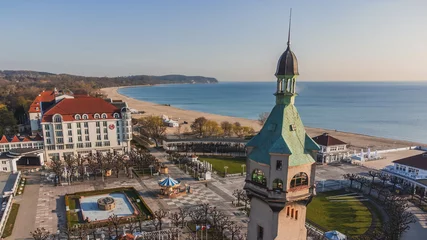 Fotobehang De Oostzee, Sopot, Polen Ochtend uitzicht op de pier in Sopot, vuurtorens en de Oostzee. Uitzicht vanaf de drone.