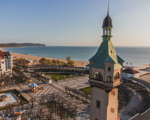 Ochtend uitzicht op de pier in Sopot, vuurtorens en de Oostzee. Uitzicht vanaf de drone.