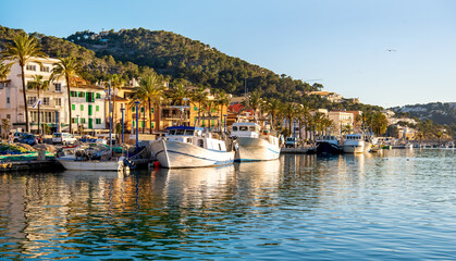 Fototapeta na wymiar Mallorca, Port d'Andratx. View of the embankment and ships