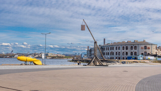 Parvis devant la mer Baltique avec l'ancienne prison de Tallinn et la ville &agrave; l'arri&egrave;re plan avec des nuages dans une journ&eacute;e ensoleill&eacute;e