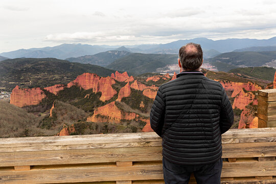 Hombre observando el paisaje de las Médulas desde el mirador en León.