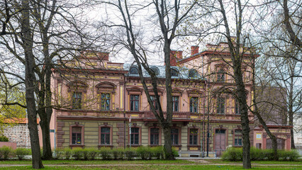 Maison traditionnelle symétrique en pierres à Tartu au Sud est de l'Estonie avec des arbres au...
