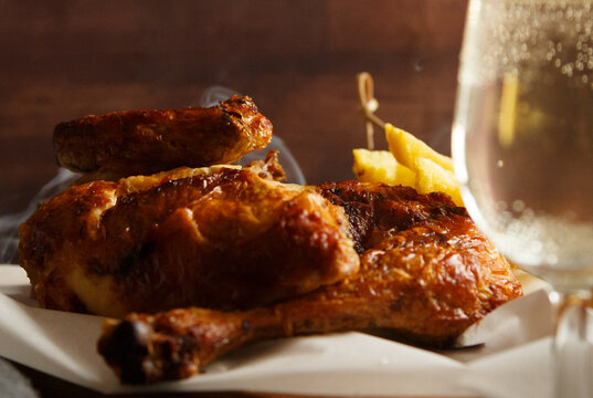 Pollo asado y vista de copa de cava 