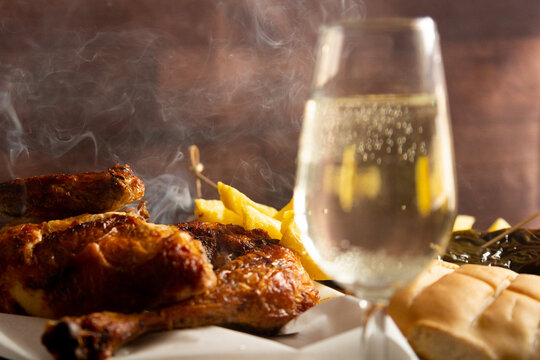 Pollo asado y vista de copa de cava 