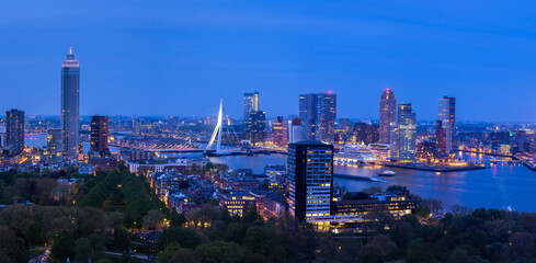 Rotterdam, Nederland - 28 april 2022: Prachtig blauw uur stadsgezicht van Rotterdam, Holland-Nederland, van bovenaf