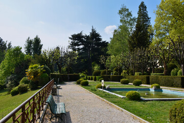 Parco con panchine e fontana a Villa Toepliz, Varese, Italia