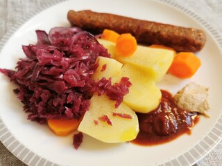 Vegane Bratwurst mit Kartoffeln und Rotkraut, fleischlos essen