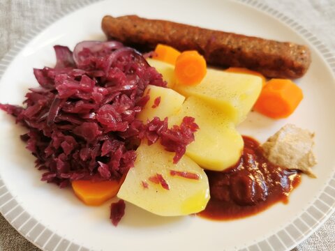 Vegane Bratwurst mit Kartoffeln und Rotkraut
