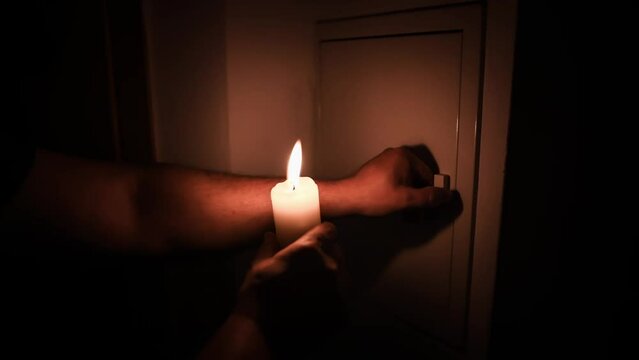 Filmmaterial mit Ton eines Sicherungskasten mit Sicherungen wird von einem Mann w&auml;hrend eines Stromausfall mit brennender Kerze beleuchtet und ge&ouml;ffnet, Deutschland