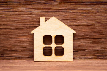 Obraz na płótnie Canvas Flat plywood house model on a wooden background