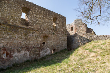 Ruines du château et murailles