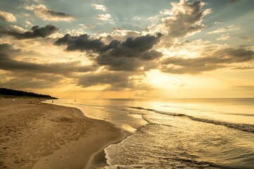 piękny zachód słońca nad plażą nad Morzem Bałtyckim w Polsce