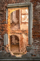 okno w ruinach zamku lub pałacu