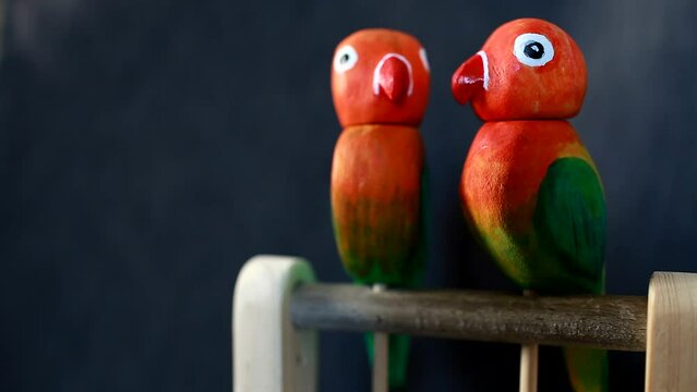 pair of funny lovebird parrots,carved wooden toy 