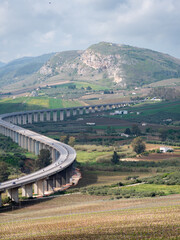 l'autostrada che attraversa la valle nei pressi di Segesta. Sulla sommità del monte in lontananza...