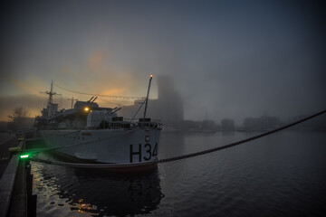 Zachód słońca, Gdynia widziana z morza, mgła nad Gdynią.