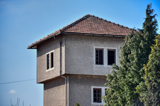 Turm, Wasserturm, eckig, stillgelegt, Ober-Grafendorf, St. Pölten, Sankt Pölten, Lost Place, Urban Exploring, Niederösterreich, Bahnhof, Österreich, Mariazellerbahn, Fenster, Holzfenster, Offen, Tank,