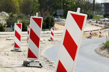 Słupki ostrzegawcze na budowie nowej drogi w mieście.  © FotoDax