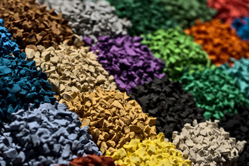 Plastik Polyurethan Granulat, Gummi Kunstoff bunt Farben für Bau Oberfläche  - obrazy, fototapety, plakaty