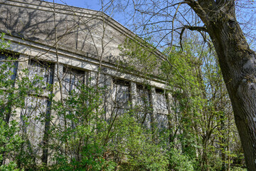 Lost Place, Urban Exploring, Gebäude, Fabrikhalle, Art Deco, Jahrhundertwende, stillgelegt, Bahnbetriebswerk, Reparaturwerkstätte, Jugendstil, Mariazellerbahn, Ober-Grafendorf, aufgelassen, Fenster, z