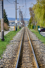 Fototapeta premium Eisenbahn, Bahnhof, Oberleitung, Ober-Grafendorf, Mariazellerbahn, Gleis, Schiene, Oberleitungsmast, Draht, Fahrdraht, Ausleger, Isolator, Strom, Elektrizität, Spannung, Hochspannung, Energie, elektri