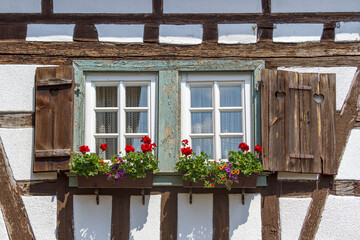 Fototapeta na wymiar Fachwerkhaus, Fenster, Blumenschmuck