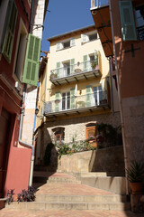 vieux village aux ruelles colorées - Côte d'Azur