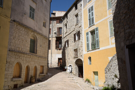 une place color&eacute; de Peille - village de Peille Alpes-Maritimes