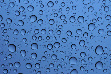 ガラスに付いた雨