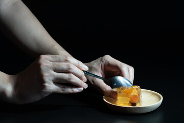 Obraz na płótnie Canvas Eating Japanese sweet using spoon and hand