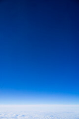 白い雲の上の青空のグラデーション