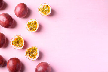 Fresh passion fruit on pink background, Tropical fruit in summer season - obrazy, fototapety, plakaty