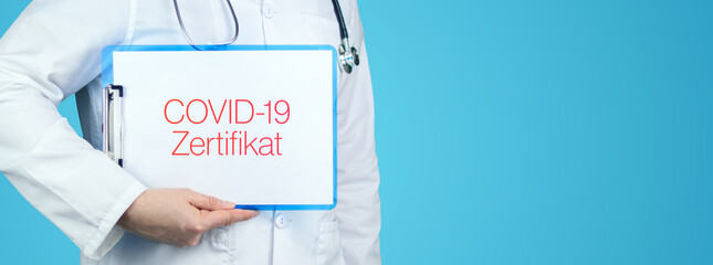 COVID-19-Zertifikat. Arzt mit Stethoskop hält blaues Klemmbrett. Text steht auf Dokument.