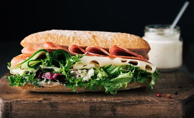 Abwaschbare Fototapete Snack Sandwich mit Schinken, Käse, Gurke und Salatblättern