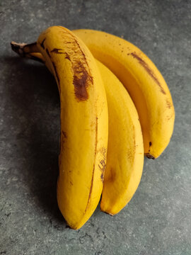  ein B&uuml;ndel s&uuml;&szlig;e reife Bananen in der K&uuml;che