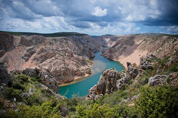Fototapeta premium Scenic view of the river from the edge of canyon