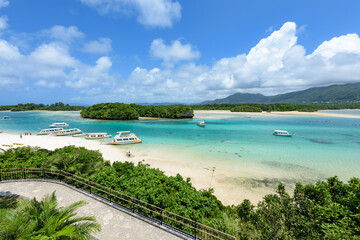 青い海と船　川平湾　石垣島　沖縄