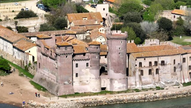 Castello sul mare.
Il Famoso castello di Santa Severa sul litorale Laziale, Roma, Italia, 