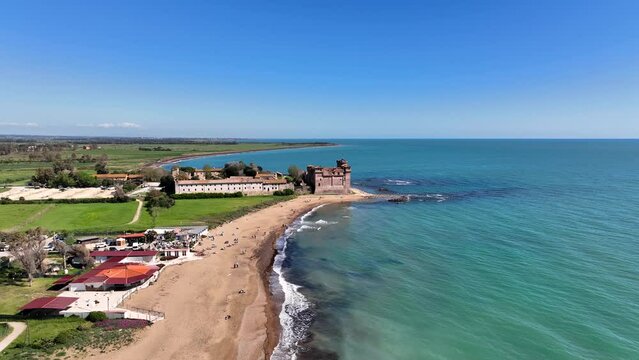Castello sul mare.
Il Famoso castello di Santa Severa sul litorale Laziale, Roma, Italia, 