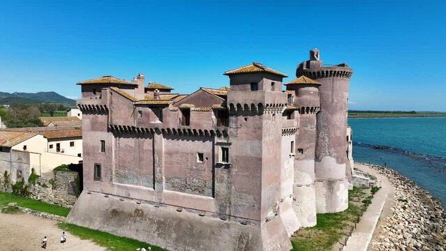 Castello sul mare.
Il Famoso castello di Santa Severa sul litorale Laziale, Roma, Italia, 