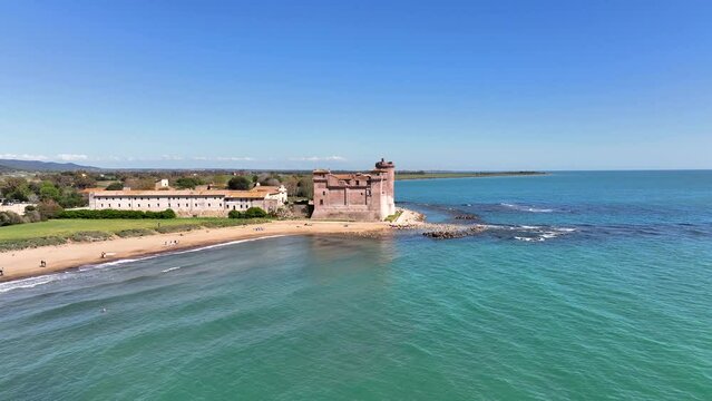 Castello sul mare.
Il Famoso castello di Santa Severa sul litorale Laziale, Roma, Italia, 